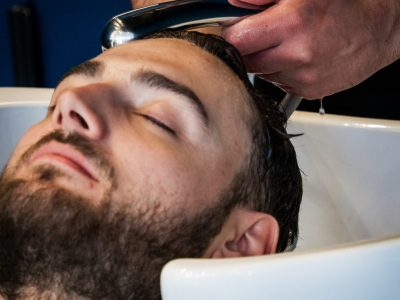 Cheveux gras chez l’homme : comment réguler le sébum ?