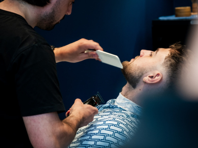 Comment traiter une barbe qui gratte et éviter les irritations