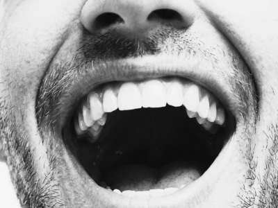 Barbe qui pique le partenaire, le baume à barbe est il vraiment la solution ?